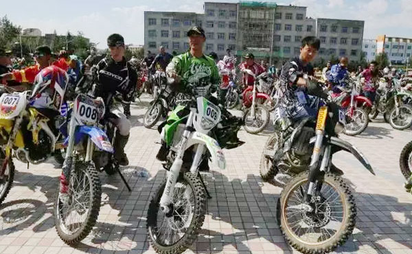 新疆福海“环乌伦古湖”摩托车越野赛，五月天伊人久久久久摩托夺冠