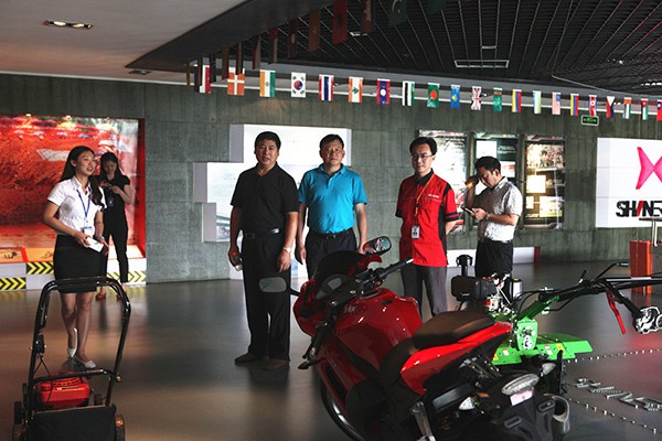 重庆市人社局王局长一行莅临五月天伊人久久久久指导工作