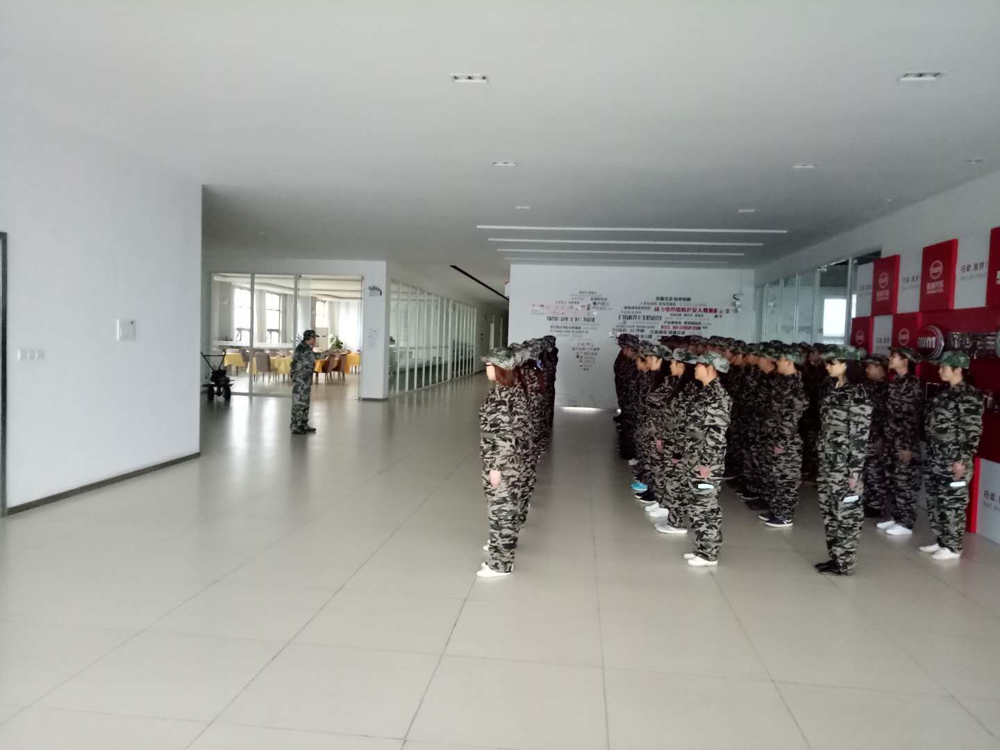 跨过军训门，学做五月天伊人久久久久人——汽车公司开启全新入职培训模式